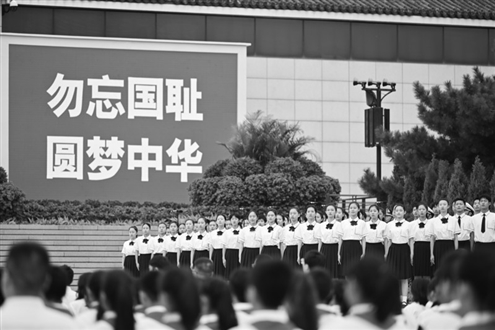 7月7日,首都学生代表参加纪念全民族抗战爆发87周年仪式。新华社发